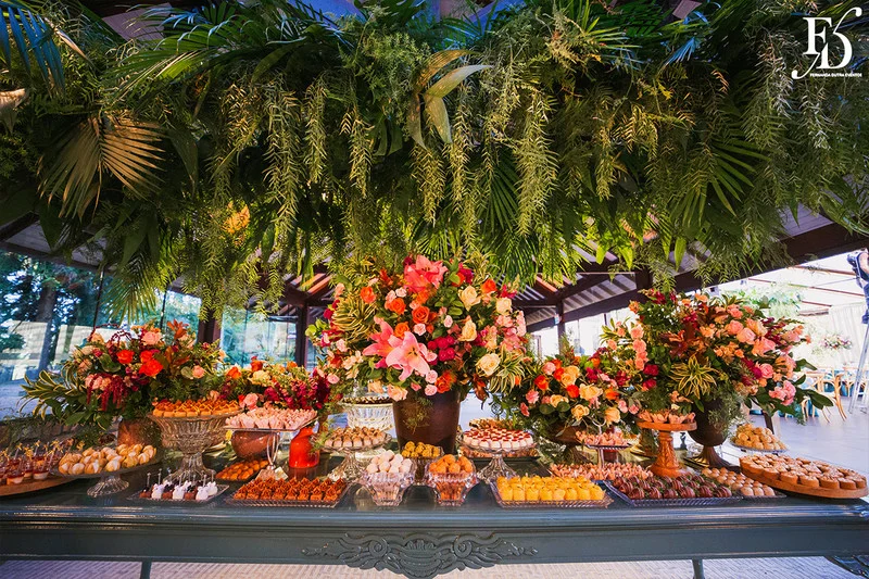 casamento com cerimônia realizada às 15h na Basílica Nossa Senhora das Dores em Porto Alegre e recepção no Alto da Capela. Coquetel na área externa embalado com jazz e por-do-sol, jantar formal, decoração exuberante e linda, em estilo botânico e muitas cores, luxuoso e lindo, por Life Eventos Especiais