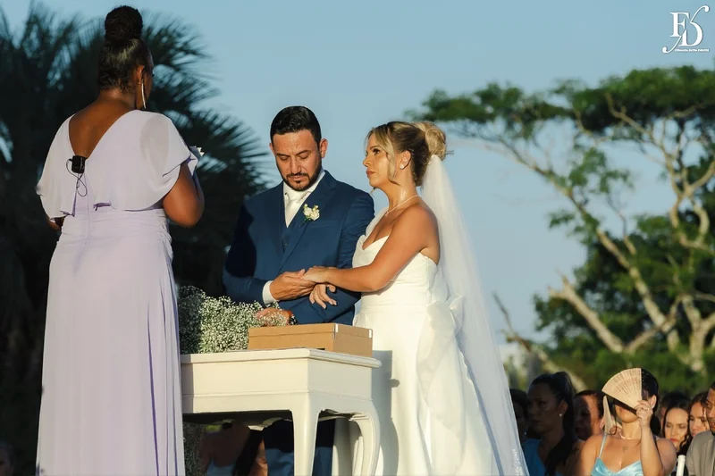casamento no espaço paraíso em porto alegre com decoração estilo europeu european stylling com flores brancas, tons neutros visual claro e elegante 