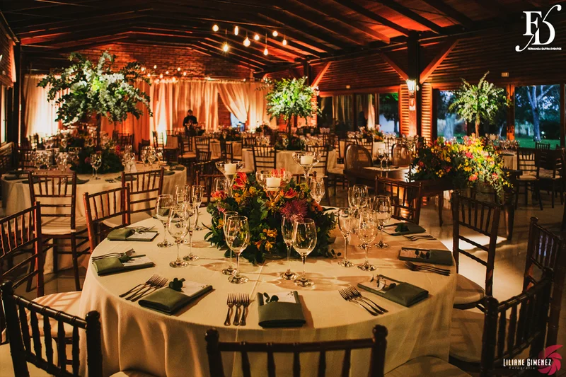 casamento realizado no sítio da figueira em porto alegre numa noite fria de inverno com decoração rústico delicada botânica organização e cerimonial de life eventos especiais cerimonialista para casamentos em porto alegre