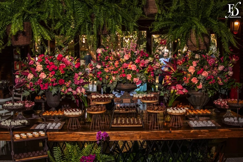 Decoração aérea com samambaias e mesas de madeira em casamento rústico chique.