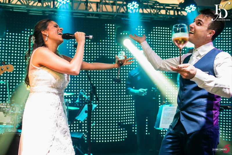 casamento com cerimônia na igreja santa teresinha da josé bonifácio em porto alegre e santissimo sacramento e recepção no salão dos espelhos do clube do comércio na andradas por life eventos especiais com decoração elegante sofisticada e luxuosa em porto alegre assessoria e cerimonial de eventos