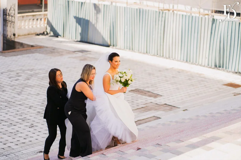 casamento com cerimônia realizada às 15h na Basílica Nossa Senhora das Dores em Porto Alegre e recepção no Alto da Capela. Coquetel na área externa embalado com jazz e por-do-sol, jantar formal, decoração exuberante e linda, em estilo botânico e muitas cores, luxuoso e lindo, por Life Eventos Especiais