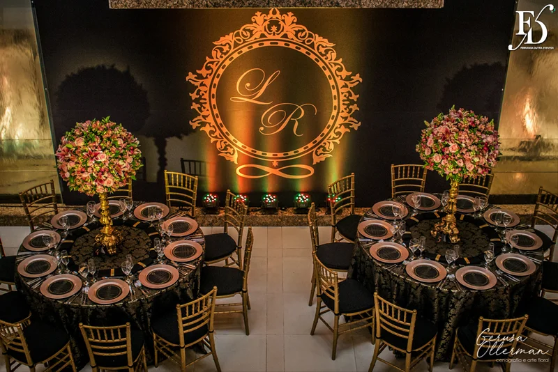 casamento com decoração luxuosa na praça dos fundadores do grêmio náutico união em porto alegre em tons de dourado preto e rosa sofisticado clássico e elegante por life eventos especiais cerimonialista em porto alegre cerimônia na igreja são pedro
