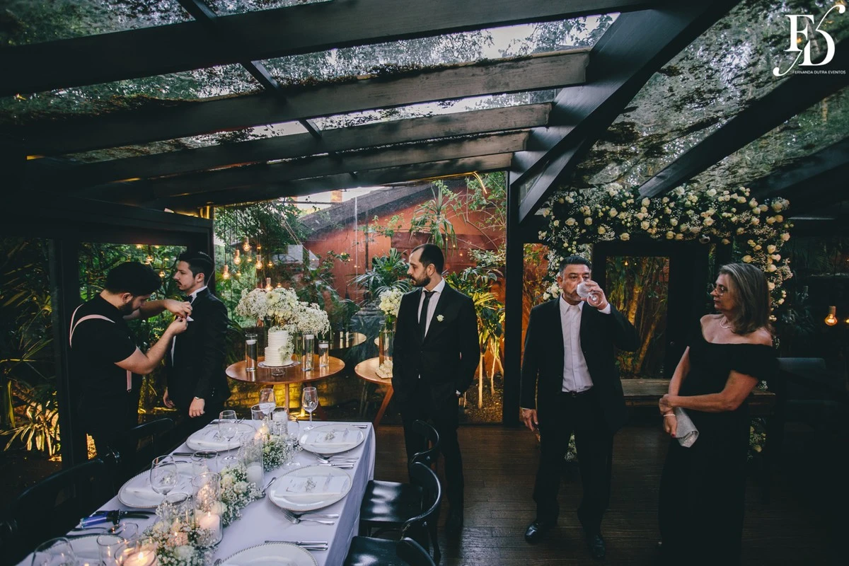 casamento com estética "old money" realizado no le bistrot gourmet em porto alegre por life eventos especiais mini-wedding casamento porto alegre