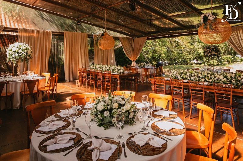 casamento diurno estilo europeu realizado no alto da capela em porto alegre no formato destination wedding com organizacao de life eventos especiais casamento de luxo em porto alegre com decoração luxuosa e clássica