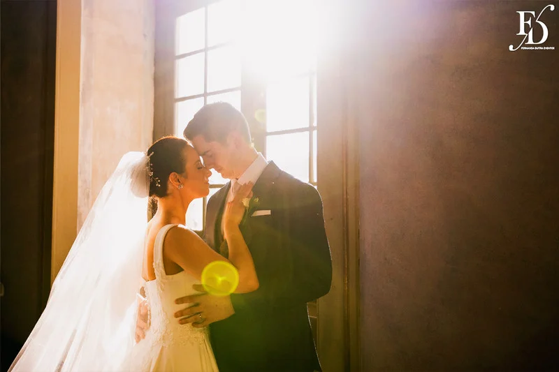 casamento com cerimônia realizada às 15h na Basílica Nossa Senhora das Dores em Porto Alegre e recepção no Alto da Capela. Coquetel na área externa embalado com jazz e por-do-sol, jantar formal, decoração exuberante e linda, em estilo botânico e muitas cores, luxuoso e lindo, por Life Eventos Especiais