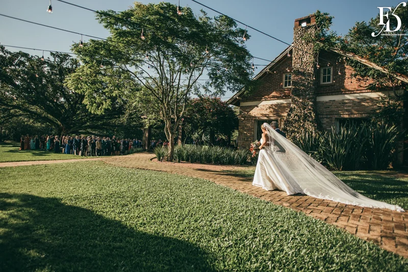 casamento realizado no alto da capela em porto alegre por life eventos especiais com cerimônia ao ar livre decoração despojada em tons terrosos e uma parede de donuts para a alegria dos convidados
