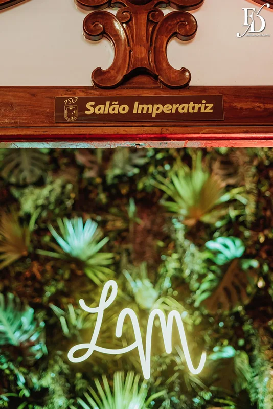 casamento com cerimônia e recepção realizados no salão imperatriz da associação leopoldina juvenil em porto alegre com decoração clássica em verde branco e prato por life eventos especiais assessoria de eventos em porto alegre