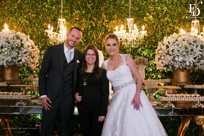 casamento com cerimônia na basílica nossa senhora das dores em porto alegre e festa e recepção no salão hannover da sogipa com decoração clássica elegante e sofisticada em dourado, branco e vermelho, com detalhe em pérolas por life eventos especiais empresa especializada na organização de casamentos em porto alegre