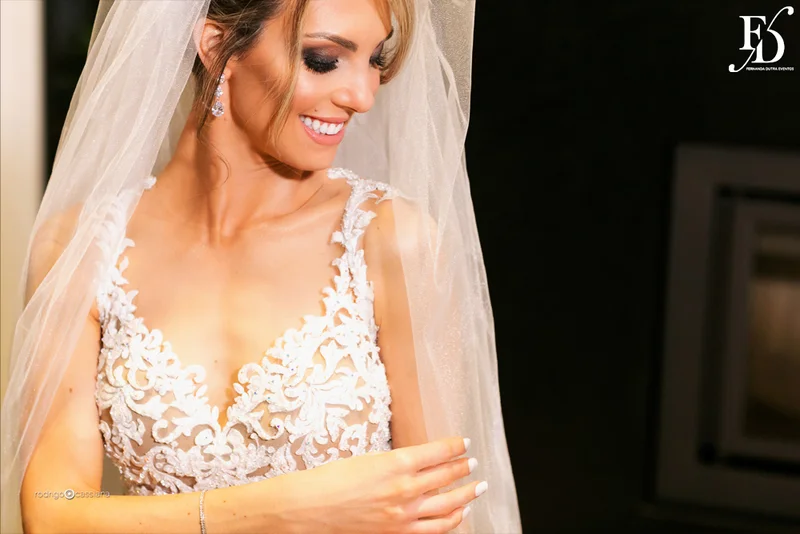 casamento com cerimônia na igreja santa teresinha do menino jesus na rua ramiro barcelos em porto alegre e recepção e festa na casa vetro com decoração moderna contemporânea sofisticada luxuosa em tons de cinza prata e flores coloridas na paleta de tons terrosos por life eventos especiais cerimonialista de casamento em porto alegre