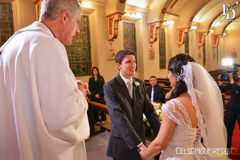 Noivos no altar da Capela do Colégio Bom Conselho