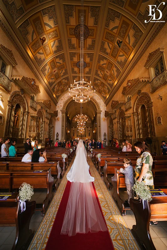 casamento com cerimônia realizada às 15h na Basílica Nossa Senhora das Dores em Porto Alegre e recepção no Alto da Capela. Coquetel na área externa embalado com jazz e por-do-sol, jantar formal, decoração exuberante e linda, em estilo botânico e muitas cores, luxuoso e lindo, por Life Eventos Especiais