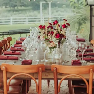 Casamento autêntico na Estância das Oliveiras, em Viamão: Raquel e Bruno celebraram com decoração campeira minimalista, menu assinado pelo chef Márcio Fonseca e pista de dança ao ar livre, em uma celebração leve e cheia de personalidade planejada pela Life Eventos Especiais.
