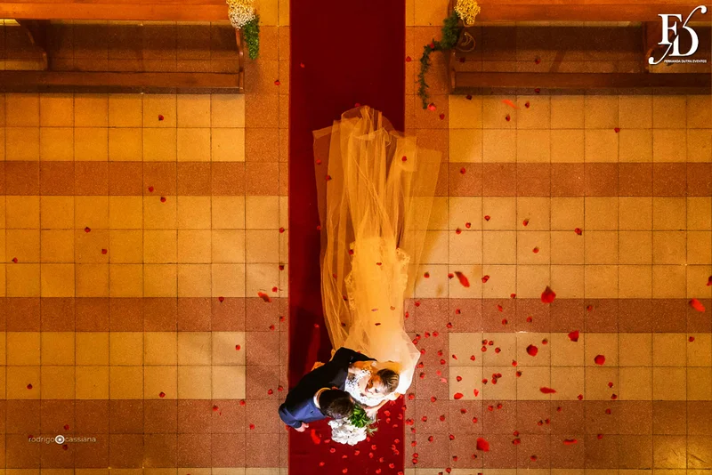 casamento com cerimônia na igreja santa teresinha do menino jesus na rua ramiro barcelos em porto alegre e recepção e festa na casa vetro com decoração moderna contemporânea sofisticada luxuosa em tons de cinza prata e flores coloridas na paleta de tons terrosos por life eventos especiais cerimonialista de casamento em porto alegre