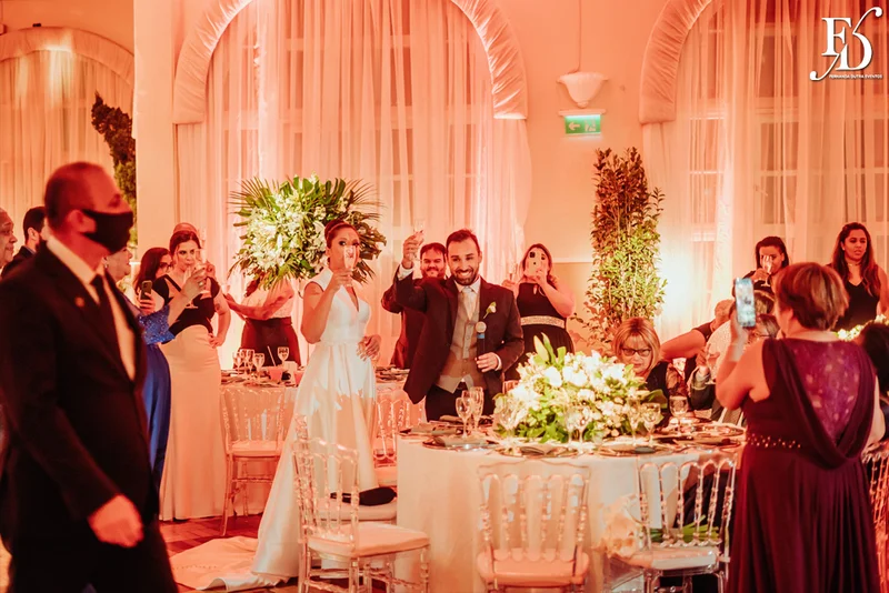 casamento com cerimônia e recepção realizados no salão imperatriz da associação leopoldina juvenil em porto alegre com decoração clássica em verde branco e prato por life eventos especiais assessoria de eventos em porto alegre