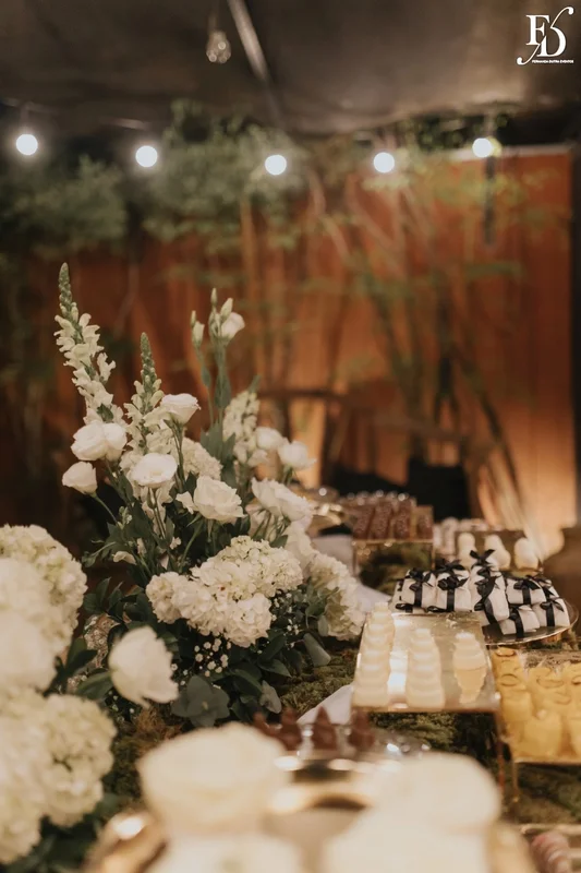mesa de doces casamento le bistrot gourmet com decoração em preto e branco