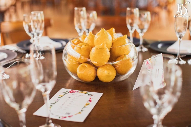 casamento diurno almoço de domingo em família no alto da capela decoração com limão siciliano nas mesas de convidados