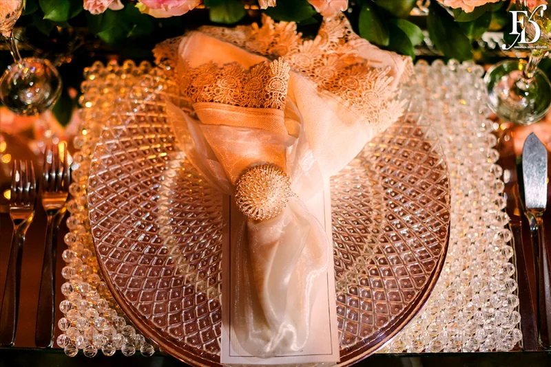 casamento com cerimônia na basílica nossa senhora das dores em porto alegre e festa na casa vetro com decoração luxuosa sofisticada exuberante em tons de rosa com parede de flores com organização projeto e cerimonial de life eventos especiais cerimonialista de casamentos em porto alegre