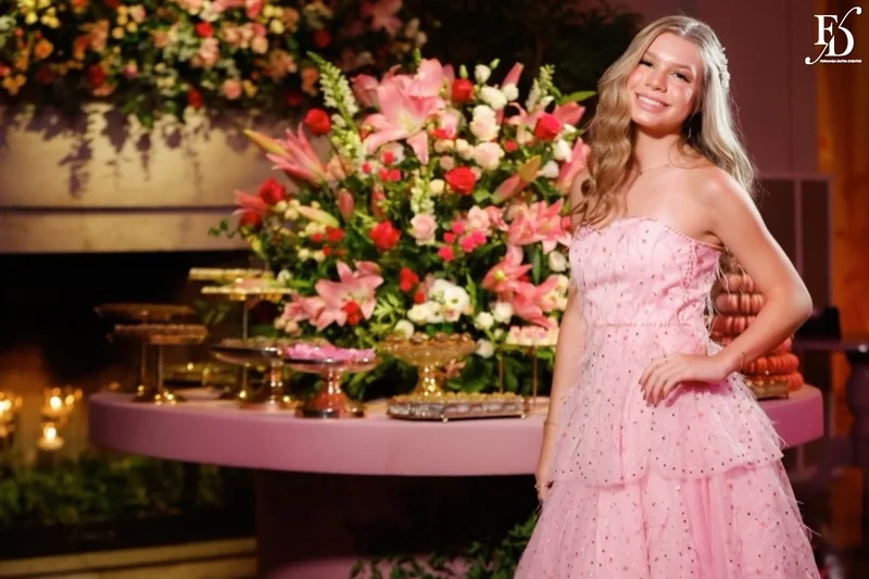 Flávia Fochesato com vestido rosa em sua festa de 15 anos no Salão Imperatriz, em Porto Alegre