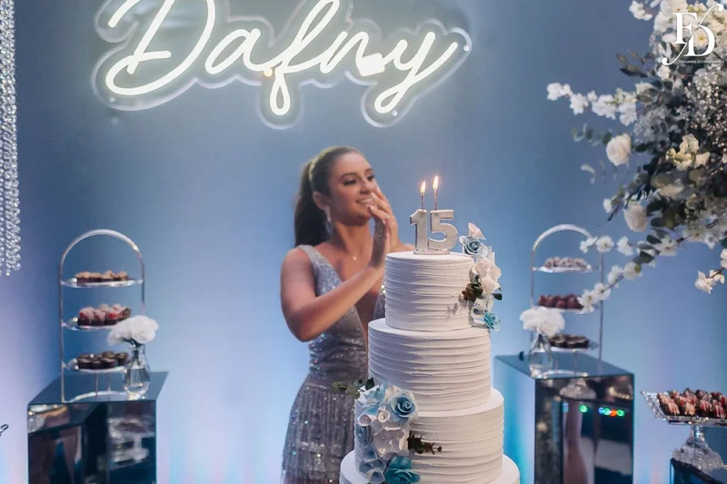 festa de 15 anos nas cores azul e branco com decoração moderna com cristais e espelhos por life eventos especiais assessoria e cerimonial de festas de 15 anos em porto alegre