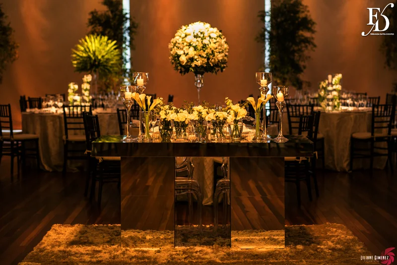 casamento destination wedding com cerimônia e festa na casa vetro em porto alegre com a cerimônia realizada na parte interna da casa com decoração clean elegante e clássica em branco e verde por life eventos especiais destination wedding em porto alegre cerimonialista em porto alegre