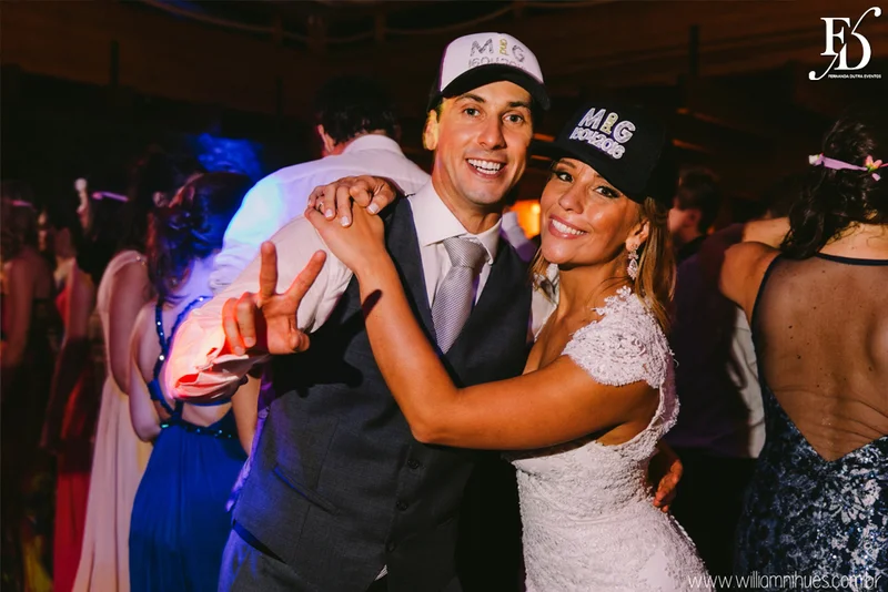 casamento luxuoso no clube veleiros do sul em porto alegre com decoração em dourado fechamento do teto em voil e espelhos venezianos cerimônia na igreja santa teresinha e santíssimo sacramento na redenção com organização e cerimonial de fernanda dutra da life eventos especiais organizadora de eventos em porto alegre