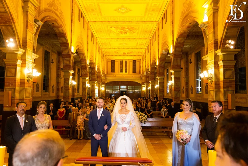 casamento com cerimônia na igreja santa teresinha do menino jesus e festa e recepção na casa vetro em Porto Alegre com organização e cerimonial de fernanda dutra da life eventos especiais cerimonialista em porto alegre