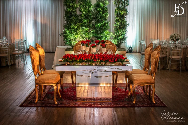 casamento com cerimônia na basílica nossa senhora das dores em porto alegre e festa e recepção no salão hannover da sogipa com decoração clássica elegante e sofisticada em dourado, branco e vermelho, com detalhe em pérolas por life eventos especiais empresa especializada na organização de casamentos em porto alegre