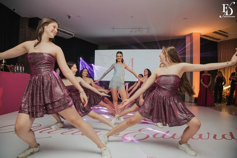 abertura de pista coreografia dança com as amigas festa de 15 anos na praça dos fundadores do grêmio náutico união GNU
