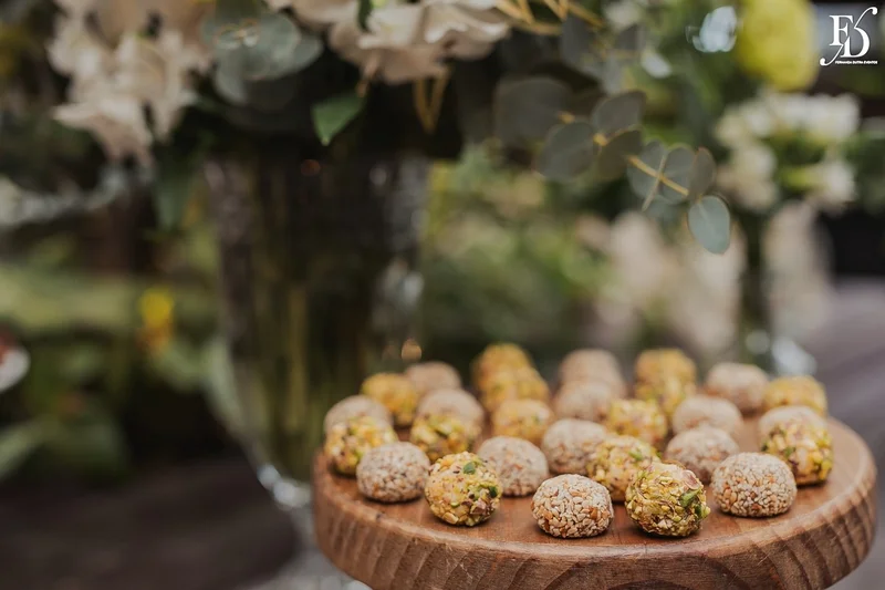 casamento mini-wedding no eat kitchen em novo hamburgo com decoração verde e branco estilo greenery mesa de doces