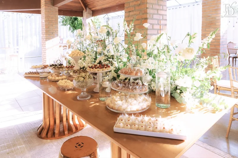 casamento no espaço paraíso em porto alegre com decoração estilo europeu european stylling com flores brancas, tons neutros visual claro e elegante 