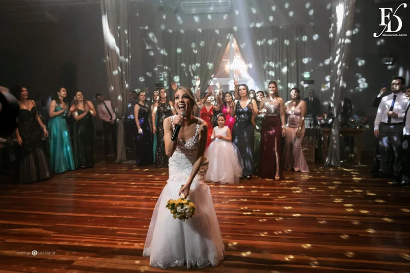 casamento com cerimônia na igreja santa teresinha do menino jesus na rua ramiro barcelos em porto alegre e recepção e festa na casa vetro com decoração moderna contemporânea sofisticada luxuosa em tons de cinza prata e flores coloridas na paleta de tons terrosos por life eventos especiais cerimonialista de casamento em porto alegre