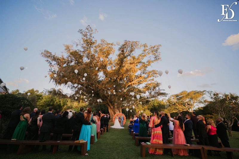 casamento realizado na alameda figueira em cachoeirinha com decoração romântica e delicada em tons de rosa e verde com bouganvilles por life eventos especiais assessoria e cerimonial de casamentos em porto alegre cerimônia dos balões
