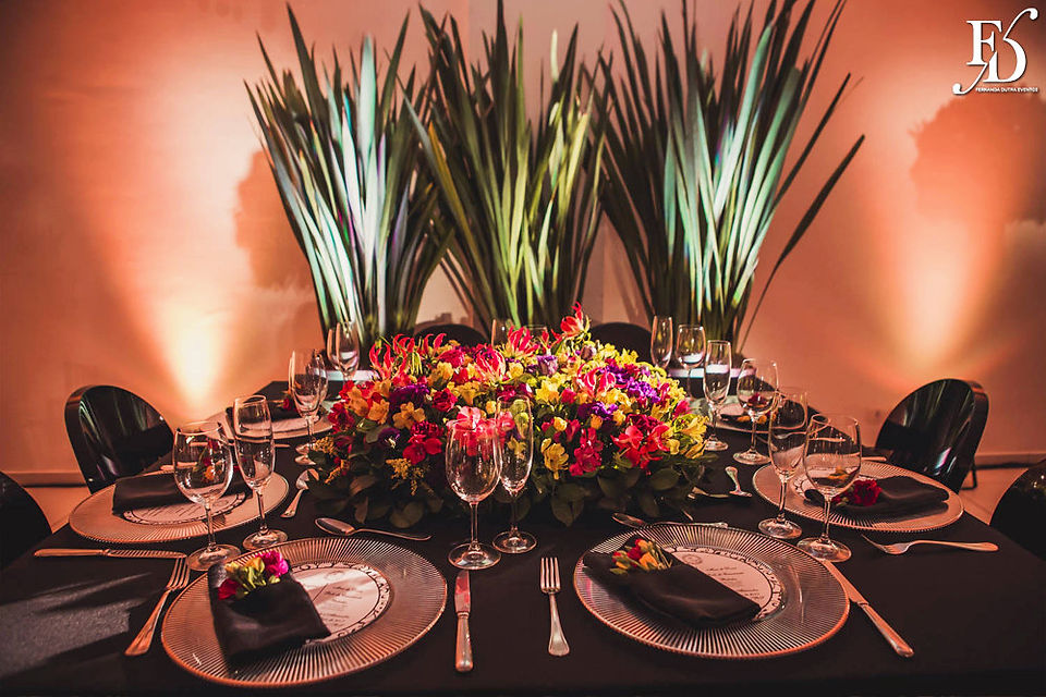casamento com cerimônia na igreja do santíssimo sacramento e santa teresinha em porto alegre e recepção e festa no maison carlos gomes mansão opera hall com proposta de decoração moderna elegante sofisticada e contemporânea em preto prata e flores coloridas com homenagem a nossa senhora de fatima padroeira por life eventos especiais cerimonialista em porto alegre