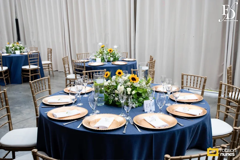 casamento no espaço paraíso em porto alegre com decoração moderna em azul marinho, dourado e girassóis; temática geek, com referências a funko pop, filmes e séries - por life eventos especiais