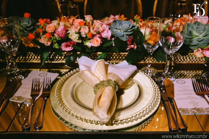 casamento luxuoso no clube veleiros do sul em porto alegre com decoração em dourado fechamento do teto em voil e espelhos venezianos cerimônia na igreja santa teresinha e santíssimo sacramento na redenção com organização e cerimonial de fernanda dutra da life eventos especiais organizadora de eventos em porto alegre