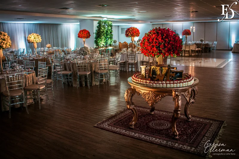 casamento com cerimônia na basílica nossa senhora das dores em porto alegre e festa e recepção no salão hannover da sogipa com decoração clássica elegante e sofisticada em dourado, branco e vermelho, com detalhe em pérolas por life eventos especiais empresa especializada na organização de casamentos em porto alegre