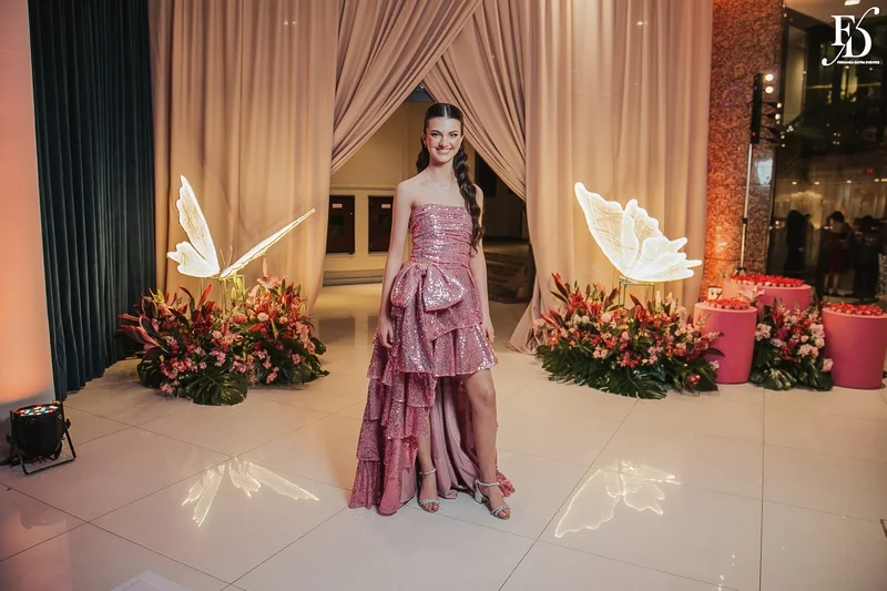 aniversariante com vestido de recepção na festa de 15 anos na praça dos fundadores do grêmio náutico união GNU