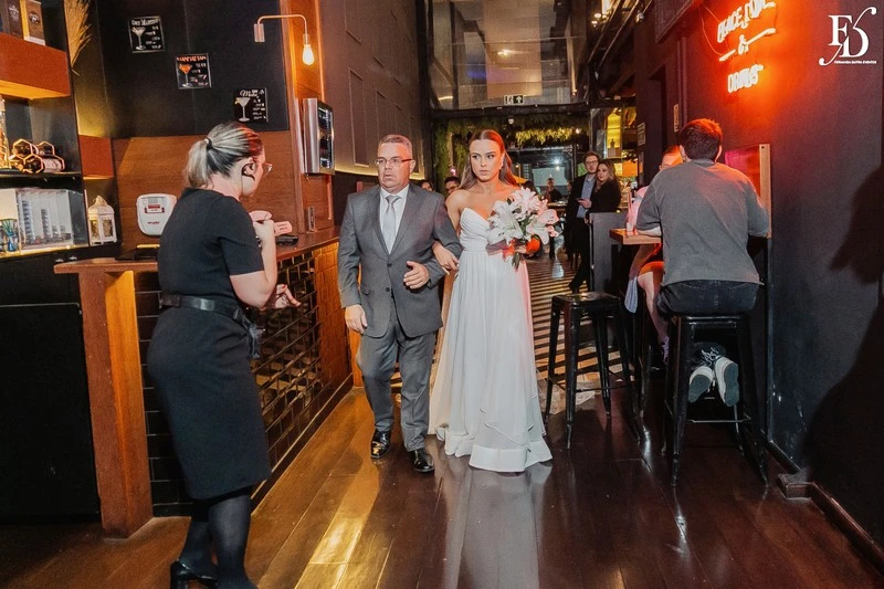 casamento no dry moments & drinks em porto alegre decoração moderna clean e sofisticada com copo de leite