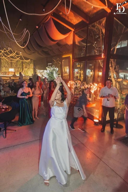 Pista de dança com névoa e luzes no casamento jovem no Dry Moments Porto Alegre