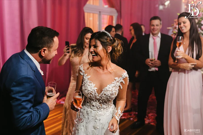 casamento com cerimônia na basílica nossa senhora das dores em porto alegre e festa na casa vetro com decoração luxuosa sofisticada exuberante em tons de rosa com parede de flores com organização projeto e cerimonial de life eventos especiais cerimonialista de casamentos em porto alegre