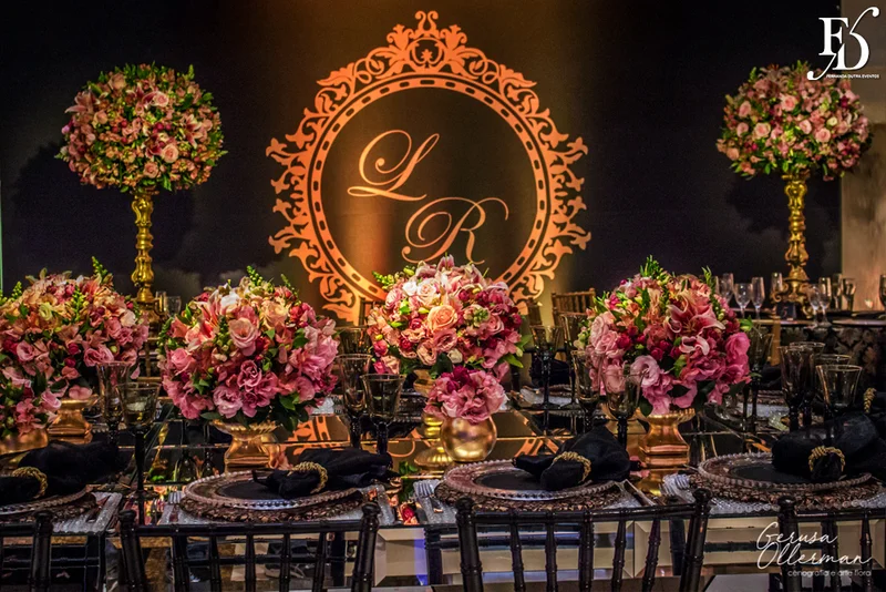 casamento com decoração luxuosa na praça dos fundadores do grêmio náutico união em porto alegre em tons de dourado preto e rosa sofisticado clássico e elegante por life eventos especiais cerimonialista em porto alegre cerimônia na igreja são pedro