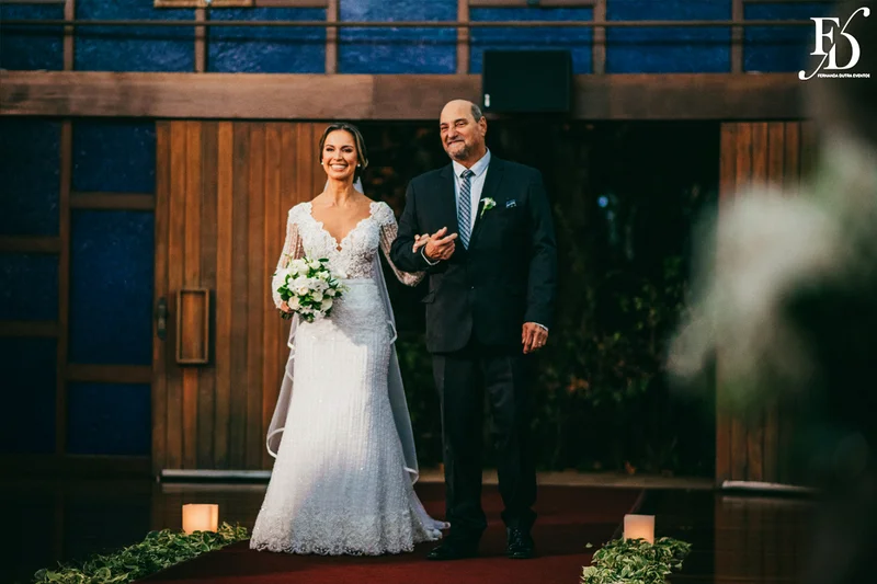 casamento na igreja nossa senhora do mont'serrat em porto alegre e festa de casamento na casa vetro em porto alegre com decoração sofisticada e luxuosa estilo clássico em dourado branco e amarelo por life eventos especiais cerimonialista de casamento em porto alegre