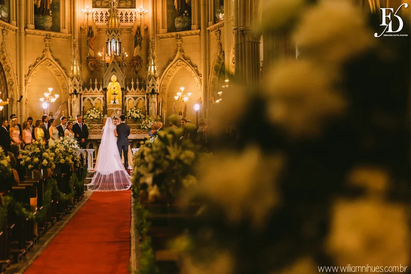 casamento luxuoso no clube veleiros do sul em porto alegre com decoração em dourado fechamento do teto em voil e espelhos venezianos cerimônia na igreja santa teresinha e santíssimo sacramento na redenção com organização e cerimonial de fernanda dutra da life eventos especiais organizadora de eventos em porto alegre