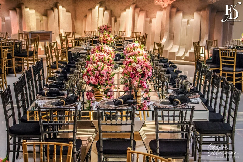 casamento com decoração luxuosa na praça dos fundadores do grêmio náutico união em porto alegre em tons de dourado preto e rosa sofisticado clássico e elegante por life eventos especiais cerimonialista em porto alegre cerimônia na igreja são pedro