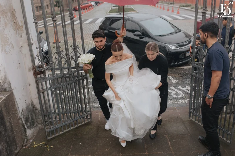 casamento igreja basílica nossa senhora das dores cerimonial levando a noiva na chuva