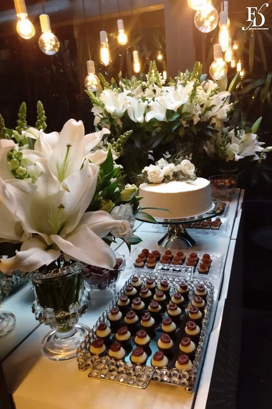 casamento com cerimônia na igreja sagrado coração de jesus em porto alegre e recepção elegante e intimista no le bistrot gourmet com decoração em verde, branco e prata