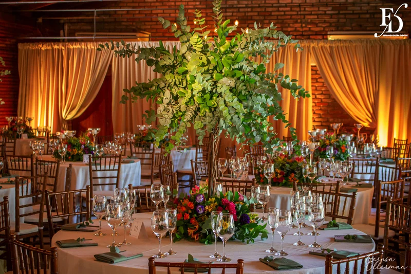 casamento realizado no sítio da figueira em porto alegre numa noite fria de inverno com decoração rústico delicada botânica organização e cerimonial de life eventos especiais cerimonialista para casamentos em porto alegre