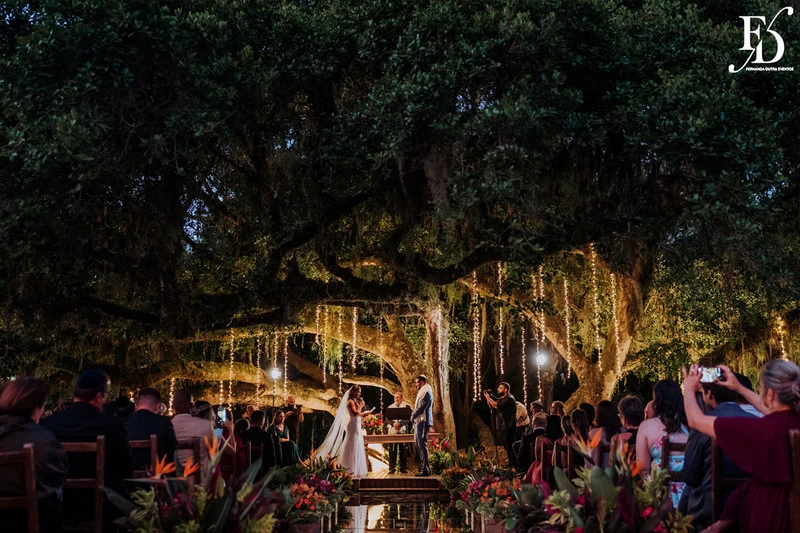 casamento judaico realizado no sítio da figueira em porto alegre com decoração exuberante botânica tropical festa linda com passarela de espelho cerimônia de casamento ao ar livre por life eventos especiais cerimonialista em porto alegre organização de casamentos cerimonia ao ar livre