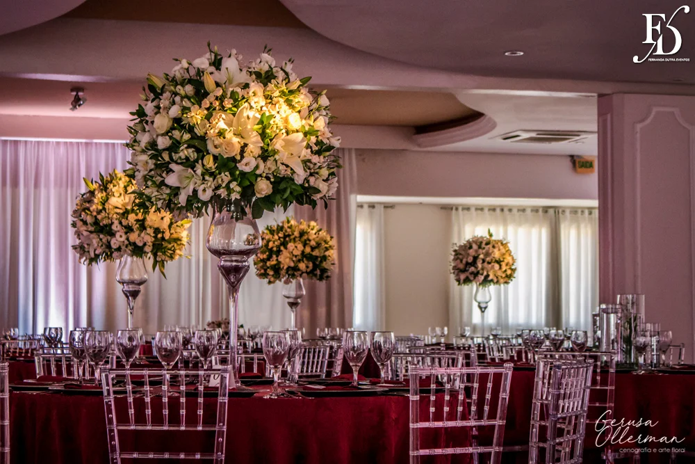 casamento do goleiro brenno do grêmio de porto alegre com a linda victoria fogazzi com uma cerimônia ao ar livre em porto alegre num lindo entardecer de verão e recepção em tons de marsala no salão principal da sede campestre da associação do ministério público por life eventos especiais cerimonialista em porto alegre